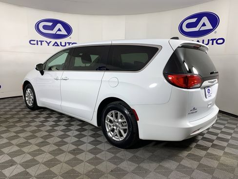 Used 2022 Chrysler Voyager LX image 5