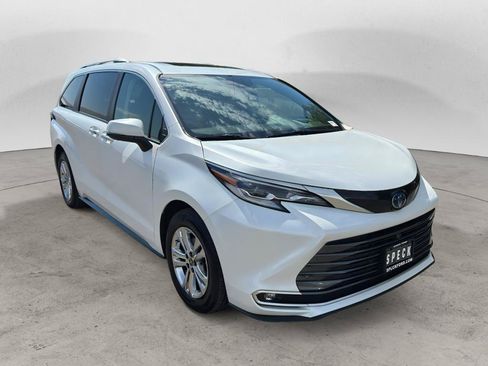 Used 2023 Toyota Sienna Platinum AWD/4WD image 7
