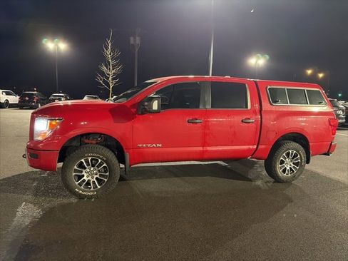 Used 2022 Nissan Titan SV w/ SV Convenience Package image 4