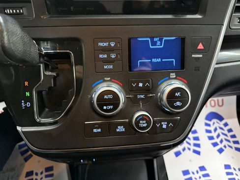 Used 2017 Toyota Sienna SE image 19