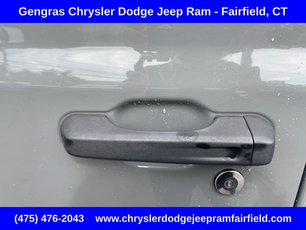 Used 2018 Jeep Wrangler Unlimited Sahara AWD/4WD image 36