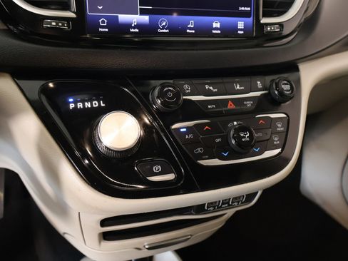 Used 2021 Chrysler Pacifica Touring-L FWD image 8