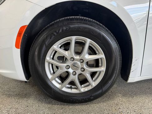 Used 2023 Chrysler Pacifica Touring-L FWD image 27