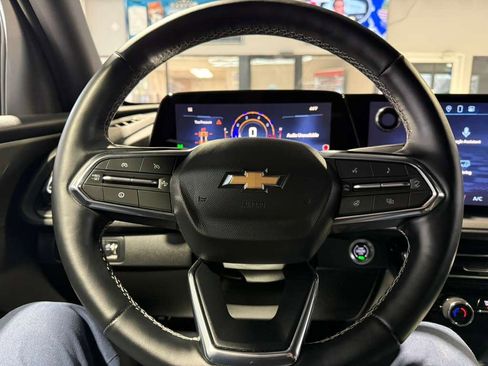 Used 2025 Chevrolet Traverse LT image 11