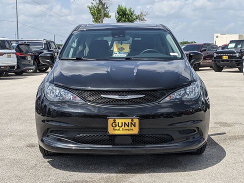 Used 2023 Chrysler Voyager LX image 8