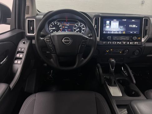 Used 2025 Nissan Frontier SV w/ Tow Package RWD image 13