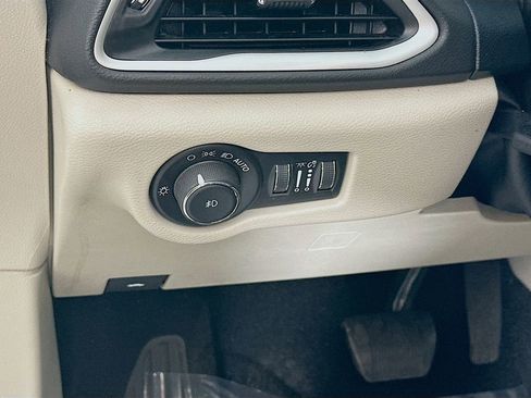 Certified 2024 Chrysler Pacifica Touring-L image 17