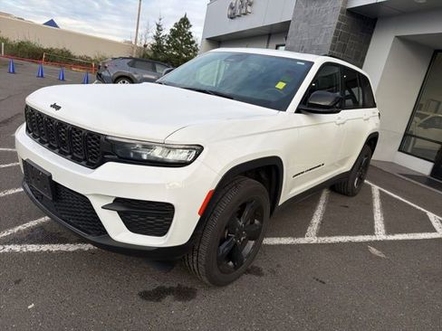 Used 2023 Jeep Grand Cherokee Altitude image 3