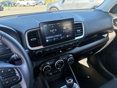 Used 2025 Hyundai Venue SEL image 17