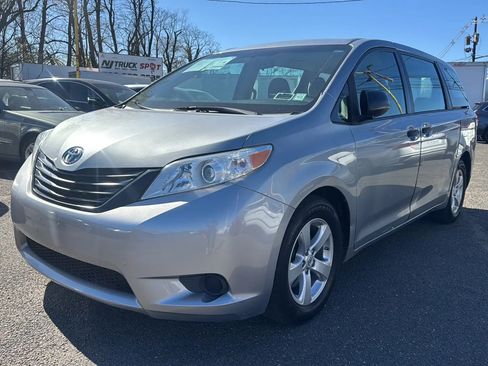 Used 2016 Toyota Sienna L image 1