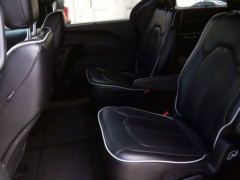 Used 2025 Chrysler Pacifica Limited FWD image 14