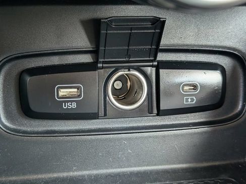 Used 2023 Hyundai Venue SEL FWD image 18