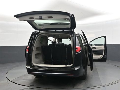 Used 2024 Chrysler Pacifica Touring-L image 47