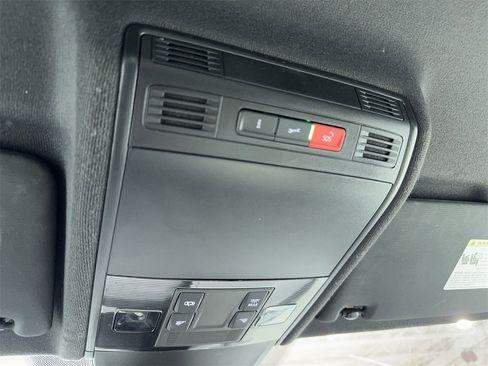 Used 2022 Volkswagen Tiguan SE R-Line image 35