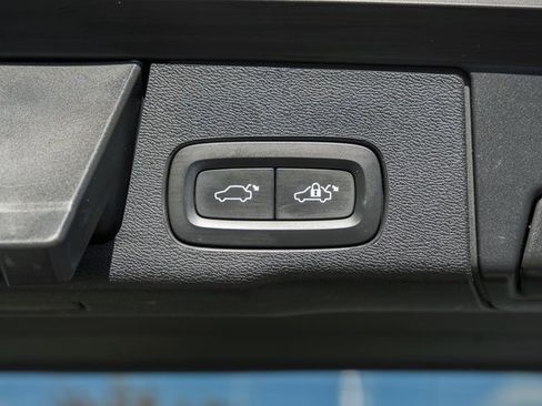 Certified 2022 Volvo XC60 B5 Momentum w/ Climate Package image 10