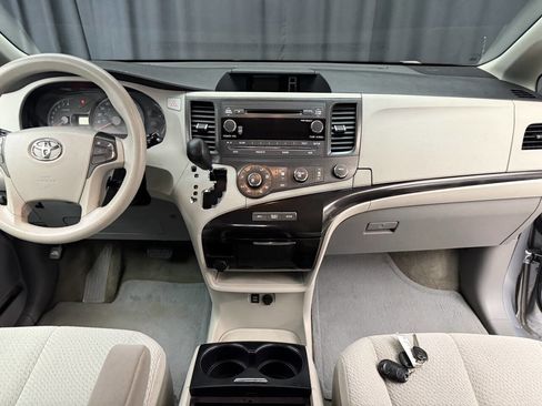 Used 2011 Toyota Sienna LE image 22