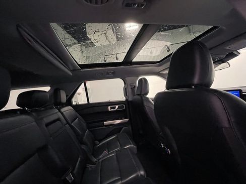 Used 2021 Ford Explorer XLT w/ Equipment Group 202A AWD/4WD image 28