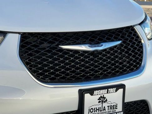 New 2026 Chrysler Pacifica Select image 5
