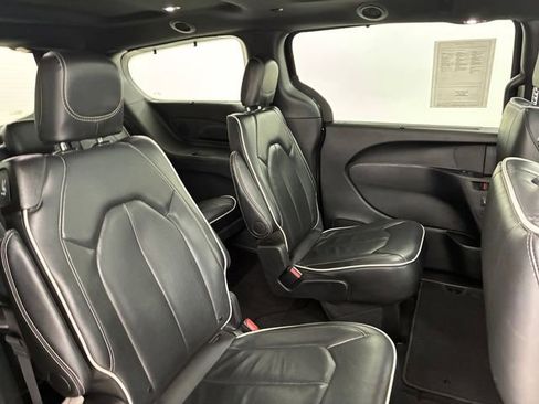Used 2025 Chrysler Pacifica Limited image 16