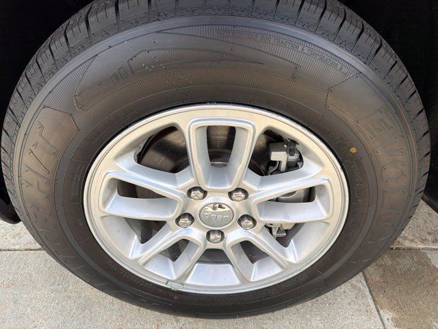 Used 2019 Jeep Grand Cherokee Laredo AWD/4WD image 9