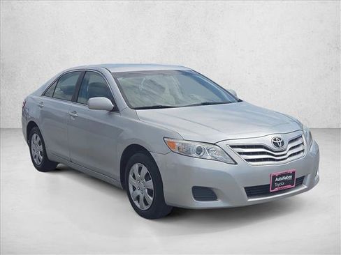 Used 2010 Toyota Camry LE FWD image 3