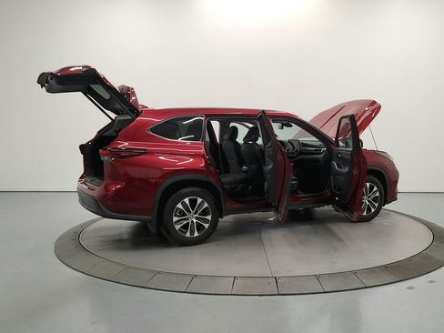 Used 2024 Toyota Highlander XLE FWD image 16