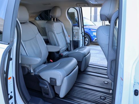 Certified 2023 Toyota Sienna Limited FWD image 32