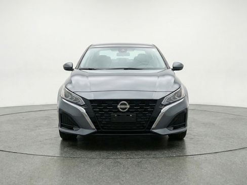 Used 2025 Nissan Altima 2.5 SV FWD image 2