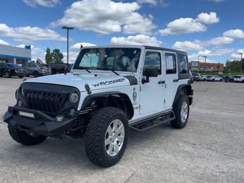 Used 2018 Jeep Wrangler Unlimited Sahara w/ Connectivity Group AWD/4WD image 4