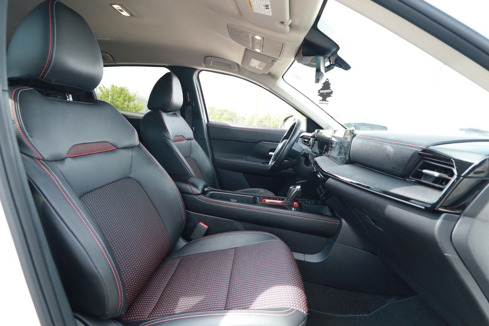 Used 2025 Nissan Kicks SR w/ Interior Electronics Package FWD image 26