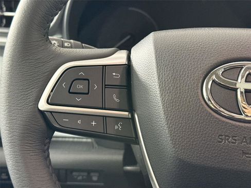 Used 2025 Toyota Sienna XLE image 18