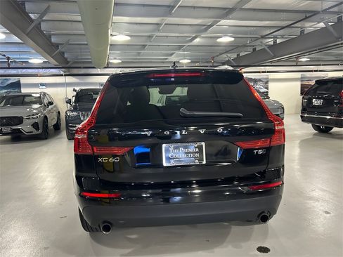 Certified 2021 Volvo XC60 T5 Momentum w/ Premium Package image 3