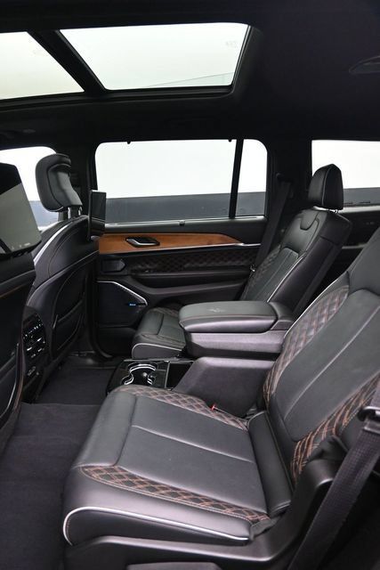 Used 2023 Jeep Grand Cherokee L Summit AWD/4WD image 8