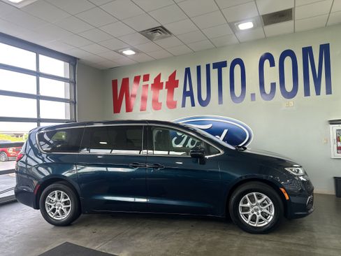 Used 2023 Chrysler Pacifica Touring-L FWD image 1
