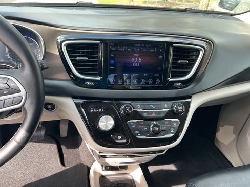 Used 2017 Chrysler Pacifica Touring-L Plus FWD image 17