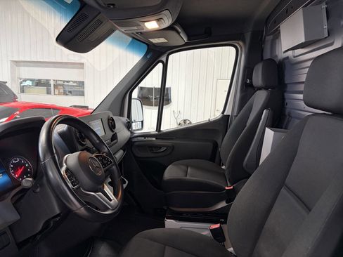 Used 2022 Mercedes-Benz Sprinter 1500 image 9