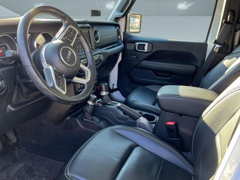 Used 2020 Jeep Gladiator Overland image 3