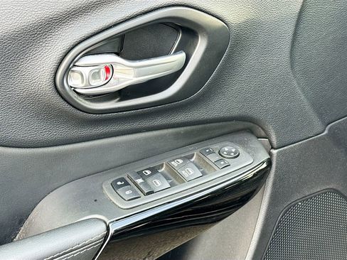 Used 2023 Jeep Cherokee Altitude Lux AWD/4WD image 18
