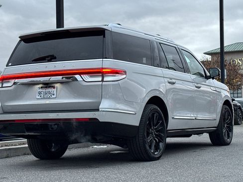 Used 2022 Lincoln Navigator L Reserve image 4
