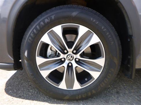 Used 2022 Toyota Highlander XLE AWD/4WD image 24