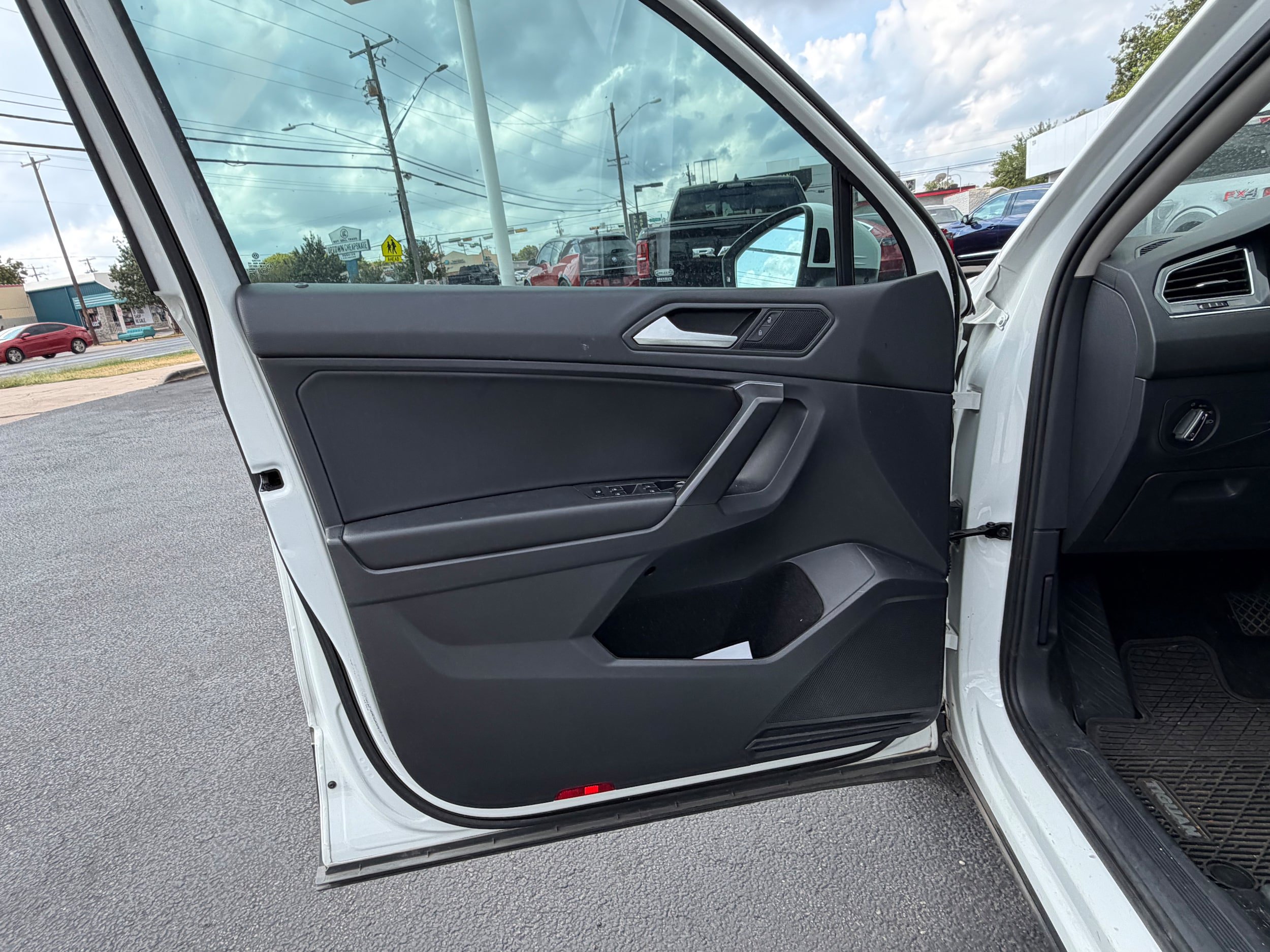 Used 2021 Volkswagen Tiguan SE FWD image 22