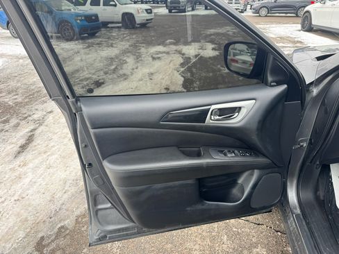 Used 2019 Nissan Pathfinder SV image 15