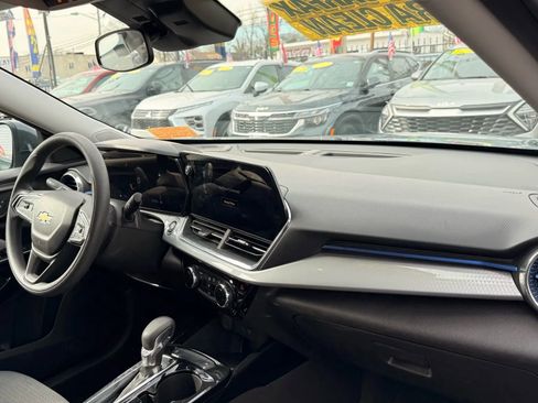 Used 2025 Chevrolet Trax LT image 16