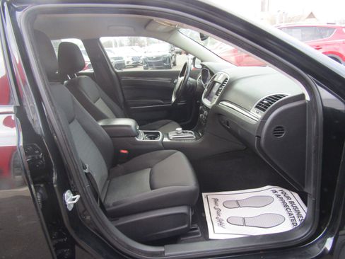 Used 2019 Chrysler 300 Touring w/ Sport Appearance Package image 21