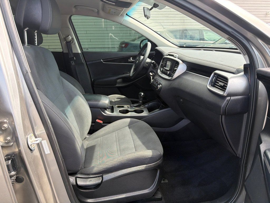 Used 2017 Kia Sorento LX FWD image 16