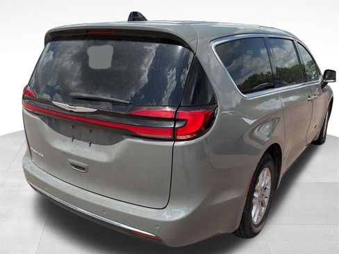 Used 2023 Chrysler Pacifica Touring-L FWD image 5
