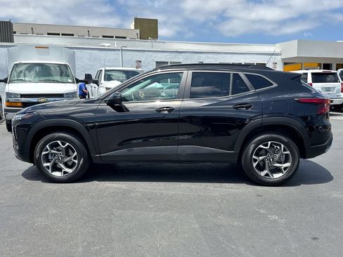 Used 2025 Chevrolet Trax LT w/ LT Convenience Package FWD image 7