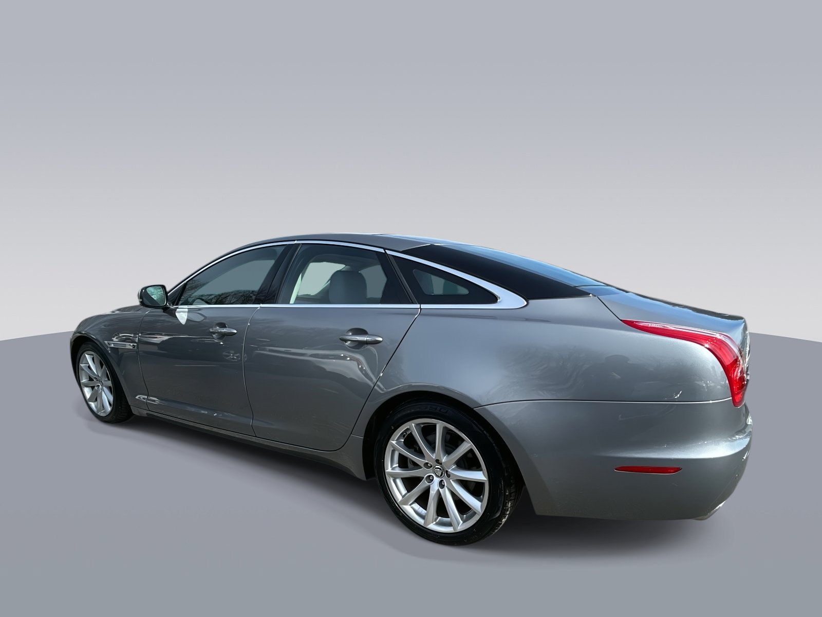 Used 2012 Jaguar XJ RWD image 5