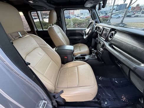 Used 2018 Jeep Wrangler Unlimited Sahara image 41