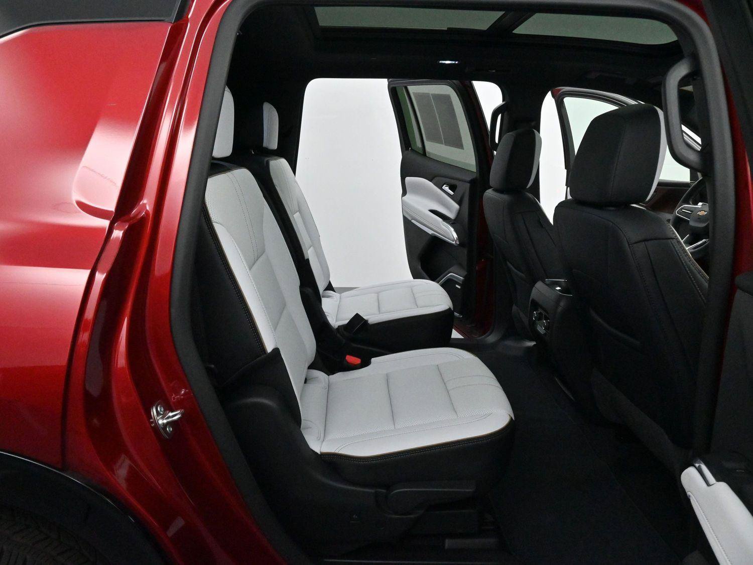 Used 2025 Chevrolet Traverse High Country AWD/4WD image 37